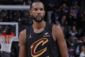 攻防全能！莫布里上半场10中5得到13分7板3帽