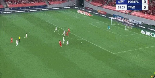 星空体育下载-刘若钒直塞禁区，莱昂纳多过掉门将将球打进，海港1-0