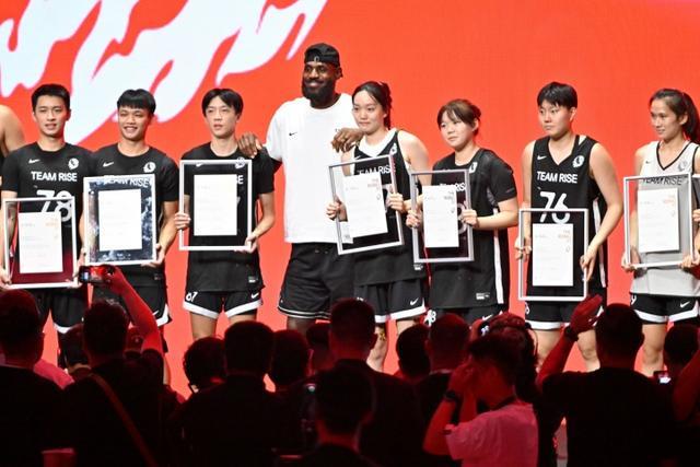 星空体育-詹姆斯中国行成都站图集：赵睿&amp;amp;李梦等球星出席活动 老詹美美拍照