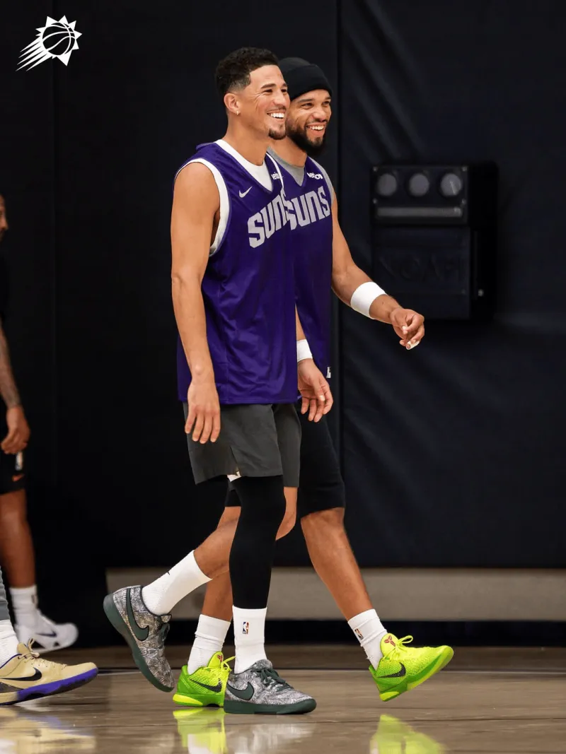 星空体育-这款怎么样？布克在训练中上脚灰碎叶迷彩配色BOOK1