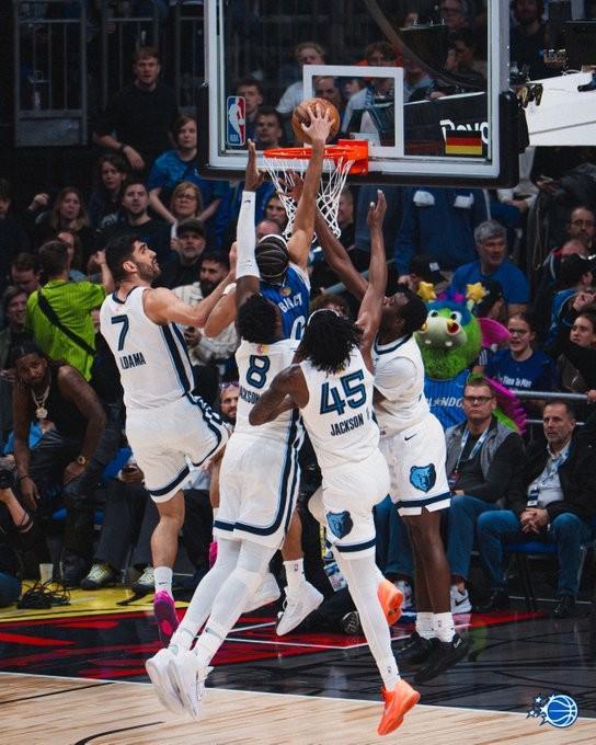 星空体育-世界名画，魔术后卫布莱克潇洒上演以一扣四，灰熊球员望尘莫及